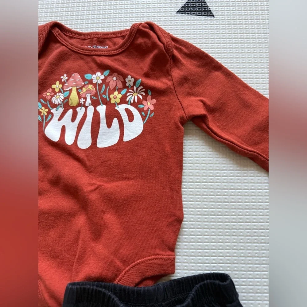 Old Navy|Baby girl BOHO set,groovy Wild bodysuit & Black Ruffle flare Pants•••
